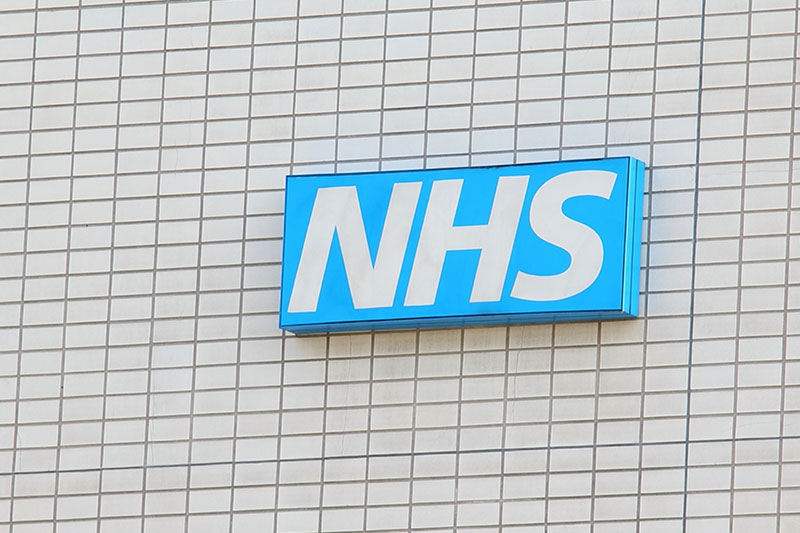 What hearing aids are available on the NHS